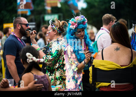 WOMAD Festival, Charlton Park, Wiltshire, UK. 29th July, 2017. Scenes of festival goers making the most of the mild weather and sunshine at WOMAD; World of Music, Arts and Dance. More rain is expected this afternoon, and thundery showers and lightening are forecast tomorrow. Credit: Francesca Moore/Alamy Live News Stock Photo