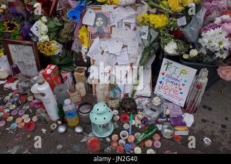 Flowers and messages of defiance outside shop where Rashan Charles, a 20-year-old black man died after being apprehended by police in east London Stock Photo