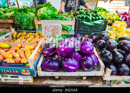 Sicily market, view of fresh aubergines (eggplant / melanzana) for sale in the market in Ortigia (Syracuse) Sicily. Stock Photo