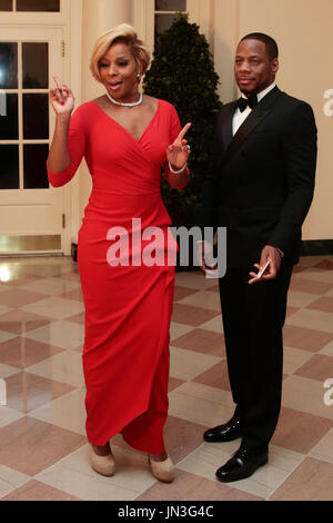 Singer Mary J. Blige and Gucci President of America, Daniella Vitale  News Photo - Getty Images