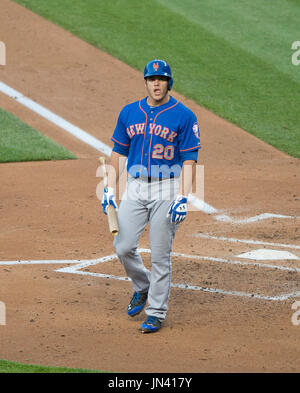 New York Mets' Anthony Recker, left, celebrates with Marlon Byrd