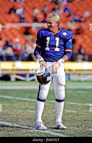 Phil Simms quarterback for the New York Giants puts a little throwing time  in during a short practice at Scottsdale Community Colleg, Nov. 7, 1989.  (AP Photo/Jeff Robbins Stock Photo - Alamy