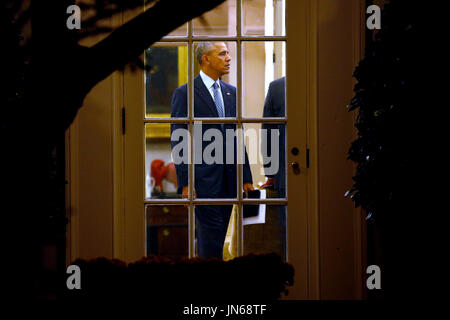 US President Barack Obama talks in the Oval Office prior to his departure aboard Marine One on the South Lawn of the White House in Washington, DC, USA, 14 November 2016. President Obama is traveling overseas to Greece, Germany and Peru. Credit: Shawn Thew / Pool via CNP