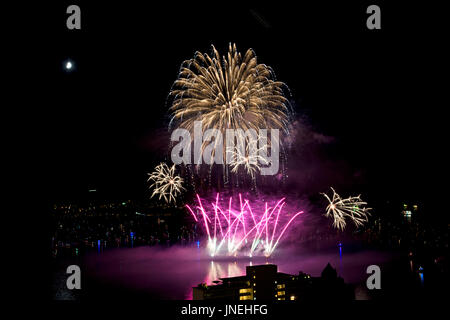 Honda Celebration of Light fireworks competition in Vancouver, July 2017.  This evening's spectacular show was by the Akariya Fireworks team from Japan.  Credit: Maria Janicki/Alamy
