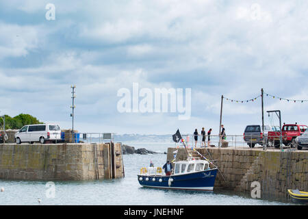 Mousehole, Cornwall, UK. 30th July 2017. UK Weather. It was a warm and sunny start to Sunday at Mousehole. However showers are forecast for later on. Credit: cwallpix/Alamy Live News Stock Photo