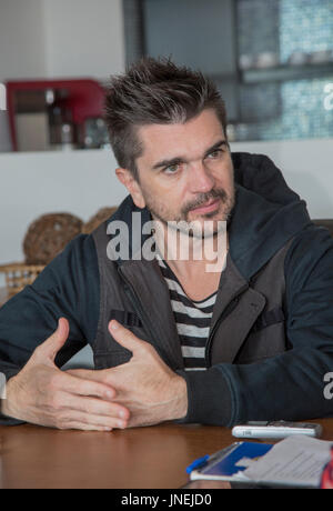 Managua, Nicaragua. 28th July, 2017. Colombian pop singer Juanes, photographed during an interview on the occasion of his Latin America tour in Managua, Nicaragua, 28 July 2017. Juanes, known for his song 'La Camisa Negra', is very worried about the dramatic situation of the people in Venezuela and the escalation of violence. Photo: Miguel Alvarez/dpa/Alamy Live News Stock Photo