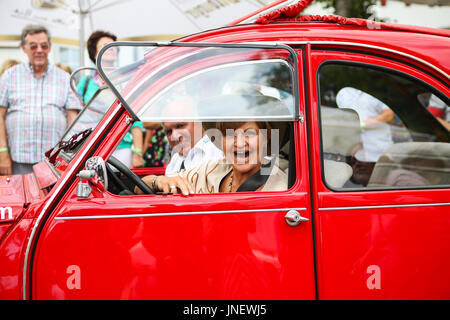 Wettenberg, Germany. 29th July, 2017. Frl. Menke meets a model of her first own car - a Citroën 2CV - at Golden Oldies Festival in Wettenberg, Germany. Frl. Menke (born November 4, 1960 as Franziska Menke in Hamburg, Germany) was a star of the Neue Deutsche Welle genre of German popular music in the early 1980s. The Golden Oldies Festival is a annual nostalgic festival (est. in 1989) with focus on 1950s to1970s, over 1000 exhibited classic cars and old-timers, over 50 live bands. - Credit: Christian Lademann Stock Photo