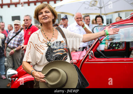 Wettenberg, Germany. 29th July, 2017. Frl. Menke meets a model of her first own car - a Citroën 2CV - at Golden Oldies Festival in Wettenberg, Germany. Frl. Menke (born November 4, 1960 as Franziska Menke in Hamburg, Germany) was a star of the Neue Deutsche Welle genre of German popular music in the early 1980s. The Golden Oldies Festival is a annual nostalgic festival (est. in 1989) with focus on 1950s to1970s, over 1000 exhibited classic cars and old-timers, over 50 live bands. - Credit: Christian Lademann Stock Photo