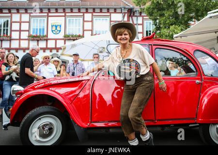 Wettenberg, Germany. 29th July, 2017. Frl. Menke meets a model of her first own car - a Citroën 2CV - at Golden Oldies Festival in Wettenberg, Germany. Frl. Menke (born November 4, 1960 as Franziska Menke in Hamburg, Germany) was a star of the Neue Deutsche Welle genre of German popular music in the early 1980s. The Golden Oldies Festival is a annual nostalgic festival (est. in 1989) with focus on 1950s to1970s, over 1000 exhibited classic cars and old-timers, over 50 live bands. - Credit: Christian Lademann Stock Photo