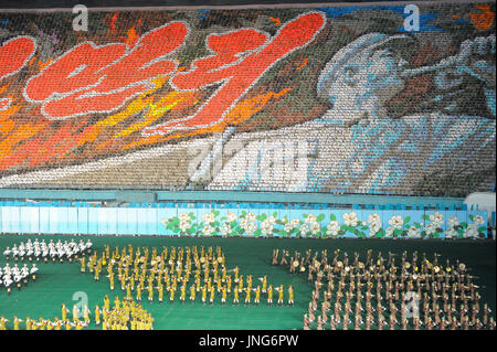 08.08.2012, Pyongyang, North Korea, Asia - Dancers and acrobats perform during the Arirang Mass Games at the May Day Stadium in Pyongyang. Stock Photo