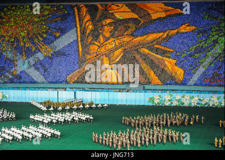 08.08.2012, Pyongyang, North Korea, Asia - Dancers and acrobats perform during the Arirang Mass Games at the May Day Stadium in Pyongyang. Stock Photo