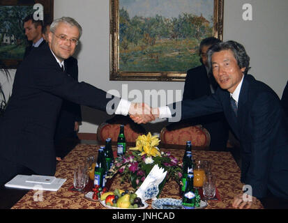 PRAGUE, Czech Republic - Czech Prime Minister Vladimir Spidla (L) and Japanese Prime Minister Junichiro Koizumi shake hands in Prague on Aug. 21 prior to their talks. Koizumi is in Prague for a three-day visit. (Kyodo)