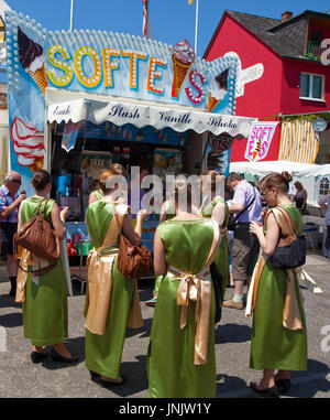 Weinköniginnen am Eissstand, Kroev, Mosel, Rheinland-Pfalz, Deutschland, Europa | Wine qeens at a Ice cream stall, Kroev, Mosel river Stock Photo