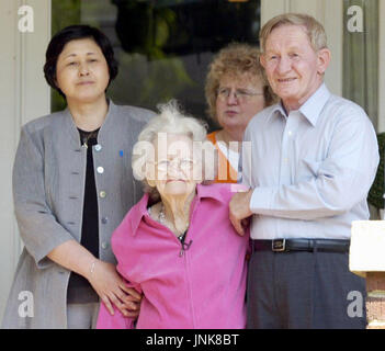 WELDON, United States - Charles Jenkins (R), a 65-year-old former U.S. Army sergeant who spent decades in North Korea as a deserter, poses with his mother Pattie Casper (C) and her Japanese wife Hitomi Soga (L) in Weldon, North Carolina, on June 14. ''I feel very happy,'' Jenkins told reporters as he smiled and held his 91-year-old mother. (Kyodo)