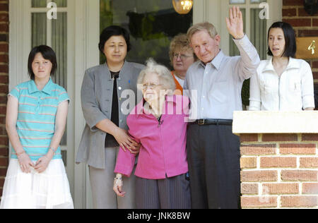WELDON, United States - Charles Jenkins (2nd from R), a 65-year-old former U.S. Army sergeant who spent decades in North Korea as a deserter, poses for photos with his mother Pattie Casper (C), his Japanese wife Hitomi Soga (2nd from L), their daughters Brinda (far L) and Mika (far R) following his reunion with his 91-year-old mother in Weldon, North Carolina, on June 14. (Kyodo)