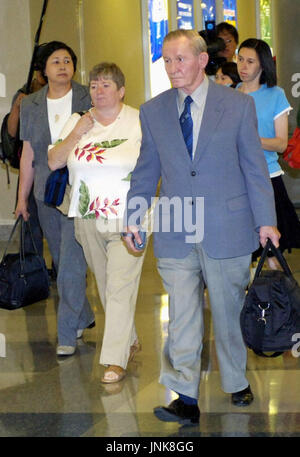 RICHMOND, United States - Charles Jenkins (R), a former U.S. Army deserter who spent decades in North Korea, and his Japanese wife Hitomi Soga (far L), depart from Richmond airport for Japan on June 21. Jenkins stayed at his sister's home in Weldon, North Carolina, for a week for his first reunion with his 91-year-old mother in more than 40 years. (Kyodo)