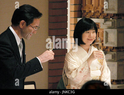 Tokyo Japan Princess Sayako And Her Husband Yoshiki Kuroda Raise Their Glasses During Their Wedding Reception At Tokyo S Imperial Hotel On Nov 15 Pool Photo Kyodo Stock Photo Alamy