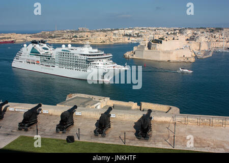 Mediterranean cruises. The Seabourn Cruise Line ship Seabourn Encore entering the Grand Harbour, Malta, as seen from the Upper Barrakka in Valletta. Stock Photo