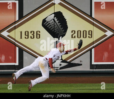 Philadelphia Phillies left fielder Raul Ibanez warms up at Coors