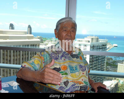 HONOLULU - Japanese Emperor Akihito and Empress Michiko finish greeting ...