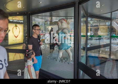 A sculpture featuring a fashionable pig lady going shopping at Parkview Green FangCaoDi in Beijing, China. 30-Jul-2017 Stock Photo