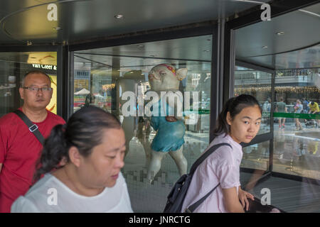 A sculpture featuring a fashionable pig lady going shopping at Parkview Green FangCaoDi in Beijing, China. 30-Jul-2017 Stock Photo