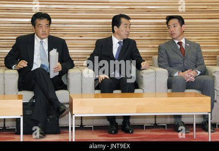 TOKYO, Japan - Japan's Prime Minister Naoto Kan (C), Foreign Minister Katsuya Okada (L) and transport minister Seiji Maehara (R) wait for a Cabinet meeting at the prime minister's office in Tokyo on Aug. 31, 2010. (Kyodo)