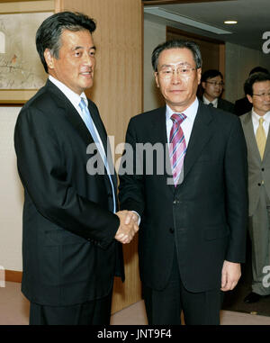 TOKYO, Japan - Japan's Foreign Minister Katsuya Okada (L) and Chinese special representative for Korean Peninsula affairs Wu Dawei shake hands at the Foreign Ministry in Tokyo on Aug. 31, 2010. Wu told reporters after the meeting China plans to put forth a fresh proposal to resume the stalled six-party talks on North Korea's nuclear development programs. (Pool photo)(Kyodo)