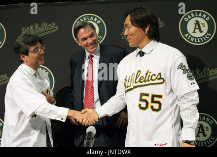 Oakland Athletics' General Manager Billy Beane stands with former Chicago  White Sox's player Frank Thomas after officially introducing him as the  teams newest member. Thomas signed a one-year contract for the 2006