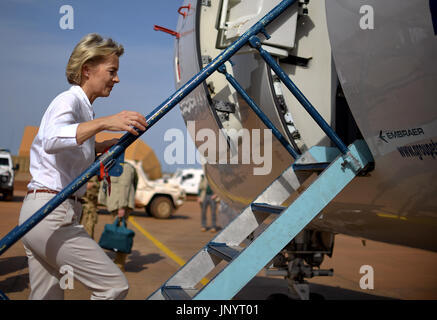 Gao, Mali. 31st July, 2017. German Defence Minister Ursula von der Leyen (CDU) gets on board a plane at Camp Castor in Gao, Mali, 31 July 2017. Photo: Britta Pedersen/dpa/Alamy Live News Stock Photo