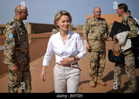 Gao, Mali. 31st July, 2017. German Defence Minister Ursula von der Leyen (CDU) walks across the airfield at Camp Castor in Gao, Mali, 31 July 2017. Photo: Britta Pedersen/dpa/Alamy Live News Stock Photo