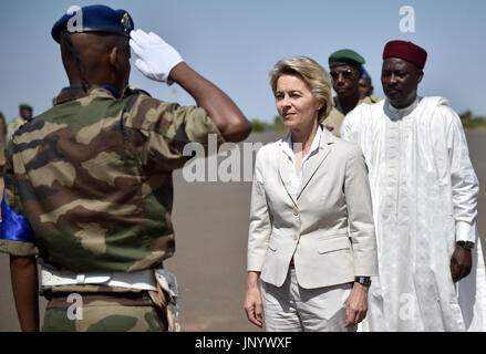 Niamey, Niger. 31st July, 2017. German Defence Minister Ursula von der Leyen being greeted with military honours by her Nigerien counterpart Kalla Moutari (R) in the airport in Niamey, Niger, 31 July 2017. Photo: Britta Pedersen/dpa/Alamy Live News Stock Photo