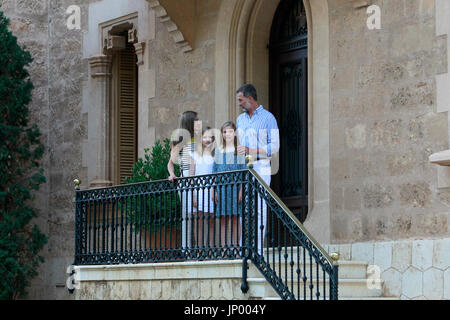 Palma De Mallorca, Spain. 31st July, 2017. Spanish King Felipe VI and Queen Letizia with Princess Leonor and Infant Sofia de Borbon during a summer photo session at Marivent Palace, Mallorca, on Monday 31 July 2017. Credit: Gtres Información más Comuniación on line,S.L./Alamy Live News Stock Photo