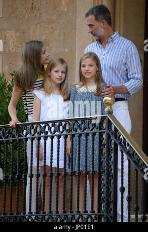 Madrid, Spain. 31st July, 2017. King Felipe VI of Spain, Crown Princess Leonor, Princess Sofia pose for the photographers at the Marivent Palace on July 31, 2017 in Palma de Mallorca, Spain. Credit: Jimmy Olsen/MediaPunch ***NO SPAIN***. Credit: MediaPunch Inc/Alamy Live News Stock Photo