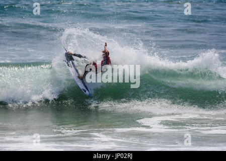 Huntington Beach, USA. 31 July, 2017. Stu Kennedy (AUS) winning his round 2 heat at the 2017 VANS US Open of Surfing. Credit: Benjamin Ginsberg/Alamy Live News. Stock Photo