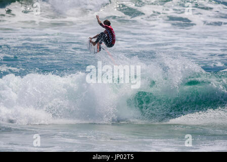 Huntington Beach, USA. 31 July, 2017. Josh Kerr (AUS) sails through his round 2 heat at the 2017 VANS US Open of Surfing. Credit: Benjamin Ginsberg/Alamy Live News. Stock Photo