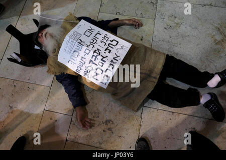 Israel, Jerusalem 31st July. Orthodox Jewish man wearing jute bag to signify grief mourn on Tisha B'Av feast at the Western Wall in Jerusalem Israel on 31 July 2017. Tisha B'Av is an annual fast day in Judaism, The fast commemorates the destruction of the First and Second Temples in Jerusalem, which occurred about 656 years apart, but on the same date. Accordingly, the day has been called the 'saddest day in Jewish history. Stock Photo