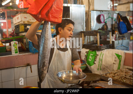 27.07.2017, Singapore, Republic of Singapore, Asia - A fish monger at the Chinatown Wet Market. Stock Photo