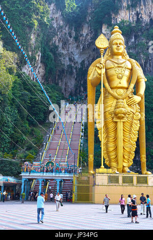 World's tallest statue (140 feet) of the Hindu deity Lord Murugan guarding the stairway and entrance to the Batu Caves in Kuala Lumpur Stock Photo