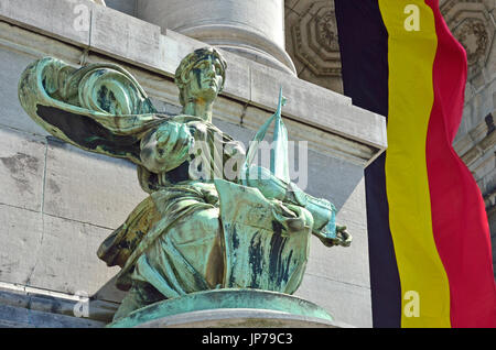 Brussels, Belgium. Parc du Cinquantenaire / Jubelpark. Arc du Cinquantenaire / Triumphal arch (1905) Statue representing 'Anvers' and the Belgian flag Stock Photo