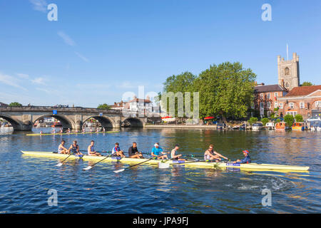 England, Oxfordshire, Henley-on-Thames, Town Skyline and Rowers on River Thames Stock Photo