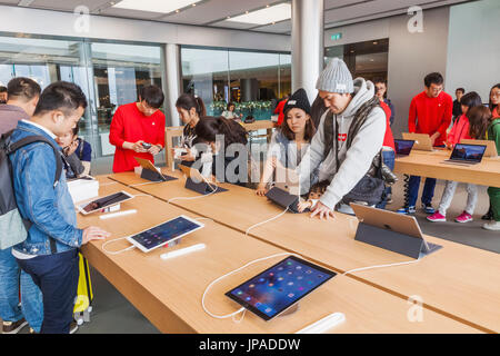 China, Hong Kong, Central, IFC Shopping Mall, Apple Store Customers Stock Photo