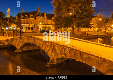 England, Gloucestershire, Cotswolds, Bourton-on-the-Water Stock Photo