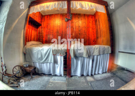 Sma Shot cottage historical Paisley Weavers home inside  the room shoeing the beds in the alcove Stock Photo