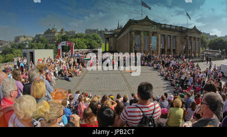 Edinburgh festival fringe street entertainers crowd of spectators Scottish National Gallery of Scotland  the mound square Stock Photo