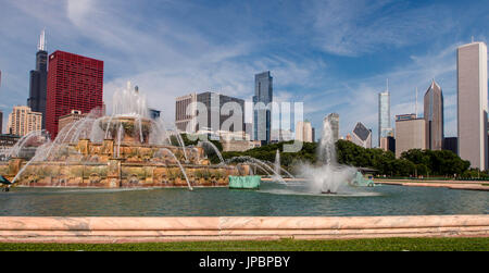 The Buckingham Memorial Fountain in the Millenium Park and the skyline of Chicago. Illinois, USA Stock Photo