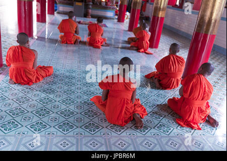 Tra Vinh, Mekong Delta, Southern Vietnam. Khmer Krom monks praying in the temple. Stock Photo