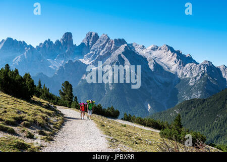Prato Piazza/Plätzwiese, Dolomites, South Tyrol, Italy. Two children hike over the Prato Piazza/Plätzwiese. In the background the mountain group of Cristallo Stock Photo