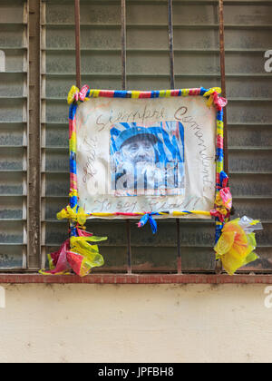 Memorial picture of Fidel Castro with 'Hasta Siempre Comandante' and 'Yo soy Fidel'  written on, in window, Havana, Cuba Stock Photo