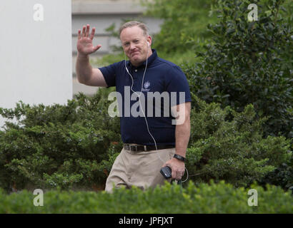 Washington, Us. 29th July, 2017. Outgoing White House Press Secretary Sean Spicer waves to the photographers as he walks into the West Wing of the White House in Washington, DC, July 29, 2017. Credit: Chris Kleponis/Pool via CNP - NO WIRE SERVICE - Photo: Chris Kleponis/Consolidated/dpa/Alamy Live News Stock Photo